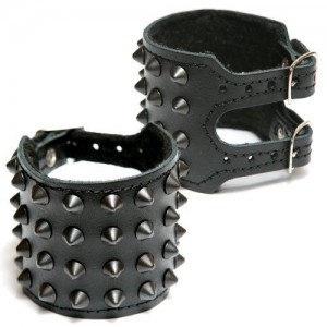 pieszczocha 4-rzędowa z ćwiekami CONE STUD black